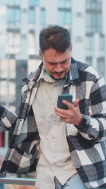 Sinirli işadamı, şehir merkezindeki bir caddede kredi kartını kontrol ederken dolandırıcılığı keşfetti. Üzgün adam turist aldatma kurbanı oldu, hesaptan para çalındı..