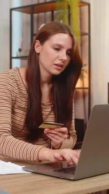 Evde genç bir kadın dizüstü bilgisayardan kredi kartı numarasına giriyor. Faturaları ödüyor ve ödemeyi onaylıyor. Masa başındaki beyaz kız CVV ekliyor, ödeme düğmesine basıyor, faturayı görüyor ve dosya kopyalarını kaydediyor