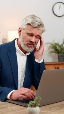 Merkez ofisteki orta yaşlı işadamı yorgunluk masajını hissediyor baş ağrısı haplarını yutarak suyla yıkıyor. Masadaki serbest çalışan adam görevine devam etmeye hazırlanıyor. Acıyı azaltıyor..