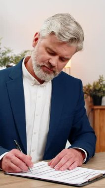 Merkez ofisteki orta yaşlı işadamı son kağıdı imzaladı ve neşeyle dans etmeye başladı. Masadaki serbest çalışan adam bitirmesini kutluyor mutlu bir şekilde dönüyor ve bir sonraki gol için hazır hissediyor..