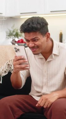 Hintli adam akıllı telefondaki uzun mesajları kontrol ediyor gözlük takıyor ve açıkça okuyor. Kanepedeki Arap adam daha iyi odaklanır, gülümser, konuşmaya devam eder ve mesaj iletilerinde ilerler.