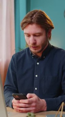 Hoşlanmamak. Kafkasyalı işadamı, merkez ofisteki akıllı telefonu kullanarak, hoşnutsuzluğunu ifade eden, hoşnutsuzluğunu dile getiren işaret işareti yapıyor, kötü işi onaylamadığını söylüyor. Hoşnut olmayan serbest çalışan adam..