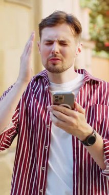 Sakallı esmer adam akıllı telefon daktilo kullanıyor. Ani piyango sonuçlarını kaybediyor. Kötü haber, servet kaybı, başarısızlık. Şehir caddesinde yürüyen genç bir adam. Kasaba yaşam tarzları