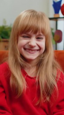 Çocukluk çağındaki bir kız, saçma sapan anekdotlar, komik şakalar duyduktan sonra gülerek, kaygısızca eğleniyor, evde olumlu insanların yaşam tarzlarını öğreniyor. Oturma odasındaki kanepede oturan genç bayan çocuk.