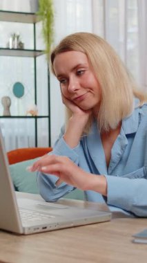 Sıkıcı, uykucu, sarışın iş kadını. Ev ofis masasında dizüstü bilgisayarla çalışıyor. Yorgun, Kafkasyalı, serbest çalışan, işkolik bir kadın. İstihdam, meslek, işsiz.