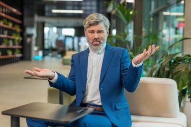 - Ne? - Neden? Öfkeli Kafkasyalı işadamı öfkeli bir ifadeyle el kaldırıyor, başarısızlık nedenini soruyor, sorunlardan kuşkulandığını gösteriyor. Ofis lobisinde oturan takım elbiseli adam..