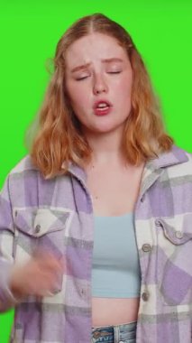 Tartışma. Sinir bozucu ve hoşnutsuzlukla el kol hareketi yapan, başarısızlıktan dolayı azarlayan, bunun neden olduğunu soran agresif, mutsuz bir kadın. Kızıl saçlı kız krom anahtar arka planında izole edilmiş..