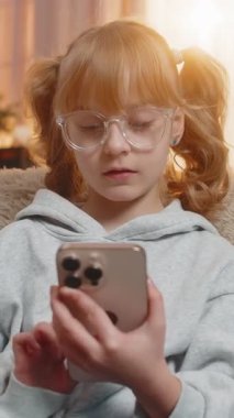 Genç bir kız akıllı telefondan gelen kötü haberlere üzgün bir şekilde tepki veriyor. Kafkasyalı çocuk, maçı kaybettikten ya da kötü haber aldıktan sonra hayal kırıklığını yansıtan bir şekilde koltuğa oturur..