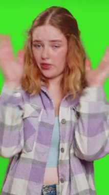 Buna bakmak istemiyorum, çok kötü. Kafkasyalı bir kadının elinde dur hareketi göstererek gözlerini kapamasından korkmuş, utangaç, izlemeyi reddeden bir kadın. Kızıl saçlı kız yeşil krom anahtar arka planında izole edilmiş..