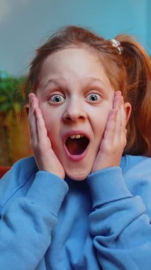 Aman Tanrım, vay canına. Kafkasyalı şaşkın liseli kız kameraya büyük gözlerle bakıyor, ani bir zafer, iyi bir galibiyet haberi, kutlama. Akşamları kanepede oturan heyecanlı çocuk..