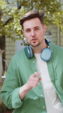 Sessiz olun lütfen. Esmer genç adam işaret parmağını dudaklarına bastırıyor. Sessiz ol işareti yapıyor. Dışarıdaki dedikoduları kimseye söyleme. Genç erkek, şehir caddesinde duruyor. Kasaba yaşam tarzları