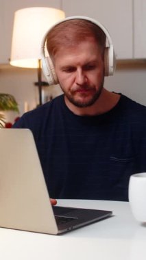 Geceleri evdeki genç adam dizüstü bilgisayar açar, serbest çalışır, çay içer, kablosuz kulaklık takar, müzik dinler. Masadaki beyaz adam bilgisayardaki masa tipi uzaktan kumandalı kapalı alanda üretkenlik yapıyor..