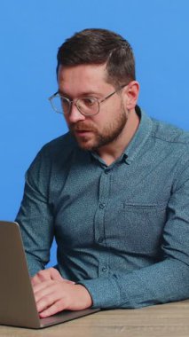 Bilgisayarda yazı yazan orta yaşlı bir adam memnun değil. Aniden piyango çıkmayınca şaşırıyor. Kötü haber kaybı oyunu başarısız oldu..