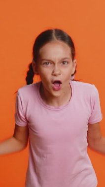 Kim var orada? Tık-tık. Kafası karışmış genç kız çocuk kapıyı çalıp kimin evde olduğunu soruyor, utanıyor, hiçbir fikrim yok, turuncu arka planda bilgisiz ve kararsız.