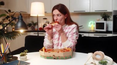 Geceleri evde orta yaşlı bir kadın acıkıyor pizza yiyor diyet yapıyor suçluluk duygusu besliyor geç ısırmaktan zevk alıyor. Akşamları masadaki beyaz kız,... görünürden kesikler saklar,... gülümsemeler,... atıştırmalıklar, rahatlık havası..