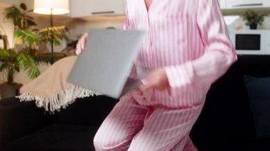 Akşamları evde yetişkin bir kadın dizüstü bilgisayarı açar. Hızlı sürat tipleri, hızlı güncelleme projeleri, tebessümler, odaklanmış gülümsemeler. Akşamları kontrol etmek için kanepede oturan beyaz kız kutuları işaretliyor. İlerlemenin tadını çıkarıyor..