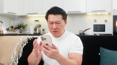 Evdeki Asyalı adam telefonda kötü bir uyarı alır. Kaşlarını çatar, neden kafasını salladığını fısıldar ve metni tekrar gözden geçirir. Kanepedeki Çinli adam dur işaretini gösteriyor. Postaları siliyor, sohbeti temizliyor. Sonra kibarca cevap yazıyor ve spam 'i engelliyor.