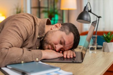 Dizüstü bilgisayarda çalışan sıkıcı genç iş adamı oturma odasındaki ofis masasında netbook 'ta uyuyor. Yorgun, Kafkasyalı, serbest çalışan işkolik bir adam. İstihdam, meslek, işsiz.