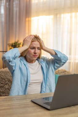 Kadınlar evde yenilgiye uğrar, dizüstü bilgisayarda oynar, başarısız olur, kaybeder, kötü haberler alır ve hayal kırıklığı içinde elleri başında iç çeker. Kız bilgisayarı kapatıyor, hayal kırıklığını ifade ediyor, sonrasında hafif bir sinir krizi geçiriyor.