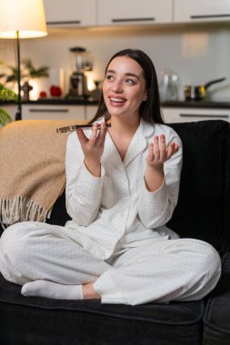 Genç bir kadın gece akıllı telefon hoparlörü kullanır. Arkadaşlarıyla konuşur, güler, sorular sorar, sohbet eder. Akşamları kanepede oturan beyaz bir kız haberlere arkadaşça bir dedikodu, neşeli bir konuşma, eğlenceli bir konuşma yapar..