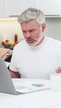 Evinde oturan orta yaşlı bir adam evrak faturalarını ve vergi formlarını incelerken dizüstü bilgisayarla birlikte kendini çok stresli hissediyor. Olgun adam kameraya bakar. Yüksek meblağlarla kafası karışır. Kırık desteğin ne olduğunu merak eder..