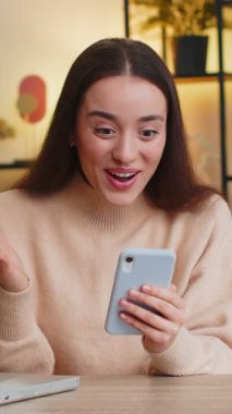 Mutlu kadın cep telefonu daktilo kullanarak 