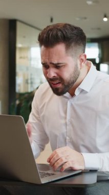 Genç, üzgün, Kafkasyalı işadamı dizüstü bilgisayarla tarama yaparken, beklenmedik piyango sonuçlarını kaybediyor, kötü haber, servet kaybı ofis lobisinde başarısız oluyor. Otel koridorunda sakallı, serbest çalışan üzgün bir işçi..