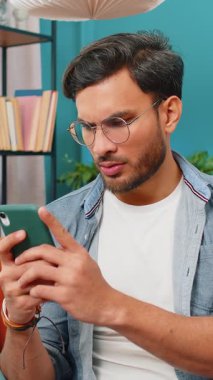 Mutlu adam cep telefonu daktilo kullanarak 