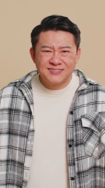 - Seni duyamıyorum. - Ne? Asyalı orta yaşlı bir adam sizi duymaya çalışıyor, kafası karışmış ve somurtuyor, daha yüksek sesle konuşmak için kolunu kulağının dibinde tutuyor, tekrar etmek istiyor, bilgi almak istiyor, sağırlık. Çinli olgun adam.