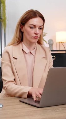 Merkez ofisteki orta yaşlı iş kadını dizüstü bilgisayarını kapattı bıkkın dalgaları işten attı ve rahatsız oldu. Masadaki serbest çalışan kız gözlerini ovuşturuyor odaklanmayı sıfırlamak ve sıkıcı rutini değiştirmek için plan yazıyor.