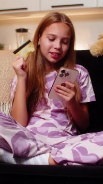 Genç kız gece evde kitap seçerken ya da internetten gülümserken kredi kartıyla akıllı telefon kullanıyor. Akşamları kanepede oturan beyaz çocuk çeklere ödeme formlarını ekliyor. Bilgi alışverişi, siparişleri onaylıyor..