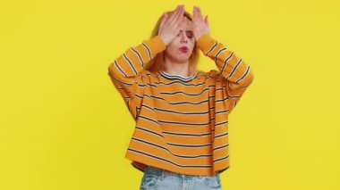 Buna bakmak istemiyorum, çok kötü. Korkmuş, beyaz saçlı, bluzlu, gözlerini kapayan, elinde dur işareti olan sarışın bir kadın, kafası karışmış, utangaç, izlemeyi reddeden bir kadın. Sarı arkaplanda izole edilmiş kız