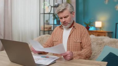 Beyaz, olgun bir adam evrak faturalarıyla çevrili masada oturuyor. Orta yaşlı bir adam mali zorluklar yüzünden hayal kırıklığına uğramış görünüyor. İflas sorunları çözmek için mücadele ediyor.