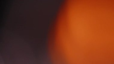 Işık sızıntısı 4K görüntüsü. Lens parlaklığı bokeh örtüleri, yanan alev arka planı. Görüntülerinizi birleştirmek, videoyu biçimlendirmek, dönüşümleri sağlamak için. Odaklanmış lamba flaş ışını etkisi. Işık titreşimleri ve ışıltı