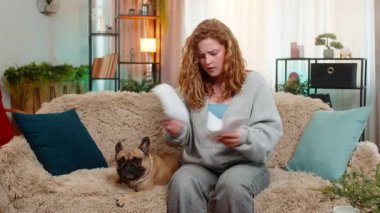 Genç, kızgın, beyaz saçlı bir kadın evdeki kanepeye para fırlatıyor. Sinir krizi ve duygusal stres belirtileri gösteriyor. Pug dog onun tepkisini şaşkın bakışlarla, ruh hali ve kafa karışıklığıyla gözlemler..