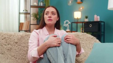 Genç bir kadın kanepesinde oturur, bacaklarını sımsıkı sarar, depresyon ve stres hisseder. Ayrılık sonrası iş kaybı ve iflas. Kafkasyalı kız, kötü bir günde ilgisiz bir şekilde sessizce huzur arıyor.