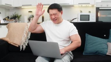 Evdeki Asyalı adam dizüstü bilgisayarını kapatıyor yüzünü hızla ovuyor ve sıkı bir el işareti ile yeterli olduğunu söylüyor ve sonra nefes veriyor. Kanepede uzanan Çinli adam gözlerini kapar. Bir an için yavaşça nefes alır. Rahatlar ve dinlenir.