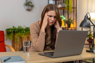 Evdeki genç kadın dizüstü bilgisayardan dolayı göz yorgunluğu çekiyor şakaklara sürtünüyor ve rahatlamak için su içiyor. Masadaki beyaz kız daktilo çekerken, gözleri kapatırken, nefes alırken, boynunu bükerken ve görevine devam ederken.