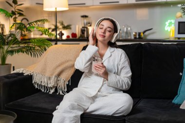 Geceleri evde kablosuz kulaklık takan genç bir kadın müzik çalar, gözleri kapalı gülümser başını sallar, ritmi bozmaz. Akşamları kanepede oturan beyaz kız çalma listesinin tadını çıkarıyor..