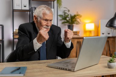 Çatışma anlaşmazlığı pazarlığı. Öfkeli kıdemli serbest çalışan işadamı web kameralı video görüntülü arama yapıyor. Mali raporlama hatasını analiz eden sinirli bir adam konuşuyor..