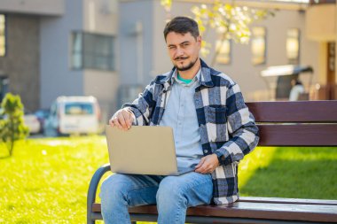 Kafkasyalı serbest çalışan, internette uzak bir işte çalışan, dizüstü bilgisayarlı, şehir sokaklarındaki internet sitelerinde takılan internet sohbetleri yapan bir adam. Netbook ekranı kullanan mutlu adam film izleyen mesajlar gönderiyor.