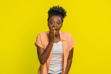 Aman Tanrım, vay canına. Heyecanlı afro-amerikan kadın kameraya büyük gözlerle bakıyor başarıyı kutlayan ani zaferin şokuyla iyi haberler. Sarı arka planda sürpriz bir kız.