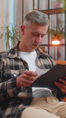 Gazete okuyan, dershanede çalışan bir adam. Serbest çalışan genç işadamı raporları incelerken maliyetleri, gelirleri, harcamaları, proje bütçesini, muhasebeci mali denetimini hesaplar