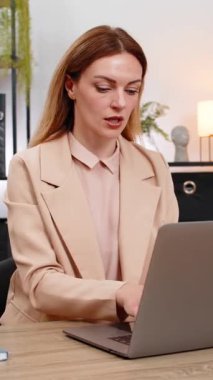 Merkez ofisteki orta yaşlı iş kadını bilgisayarını kapatıyor. Sıkıcı rutin dalgalardan bıkıp, ihtiyaç molası veriyor. Masadaki serbest çalışan kız iç çekiş notu yazıyor. Plânların değişmesi için plan değiştiriyor..