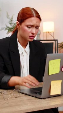 Merkez ofisteki genç iş kadını, yığınla angaryanın vurduğu dizüstü bilgisayarla kaplı yapışkan nota bakıyor. Masadaki serbest çalışan kız bitmemiş gollerden ve gün bitmeden yarış saatinden korkarak notları yırtıp atıyor.