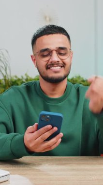 Mutlu adam cep telefonu daktilo kullanarak 