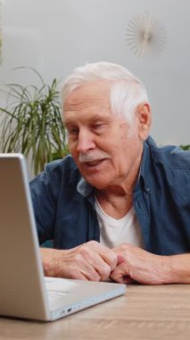 Üst düzey bir adam arkadaşlarıyla ya da ailesiyle görüntülü konuşma yapıyor, el sallıyor, evde hoş sohbetler ediyor. Yaşlı, olgun büyükbaba masada koltukta oturuyor.