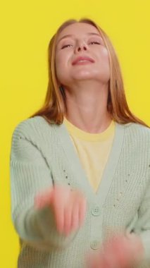 Neşeli, romantik, mutlu, orta yaşlı, olgun bir kadın kameraya bakıp gülümseyen, seni özleyen, aşk itirafı yapan. Sarı arka planda izole edilmiş güzel bir yetişkin kız..