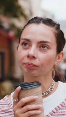 Mutlu genç bayan sabah kahvesinin tadını çıkarıyor sıcak bir içecek ve dışarıda gülümsüyor. Dinleniyorum, ara veriyorum. Diş teli takmış bir kız şehir merkezinin caddesinde yürüyor, kahve içiyor.