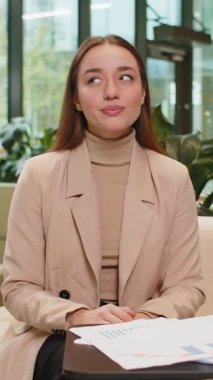 Evreka. Düşünceli, zeki, ilham verici, beyaz bir kadın parmağını kaldırarak yaratıcı bir plan yaptı. Otel lobisindeki ilham verici soruyla heyecanlandı. Kız koridorda oturuyor.